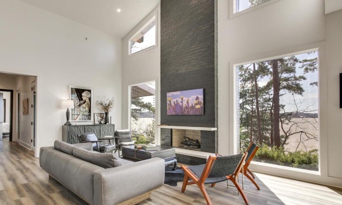 Waterloo House | Private Dock and River Views Modern Gem in Waterloo