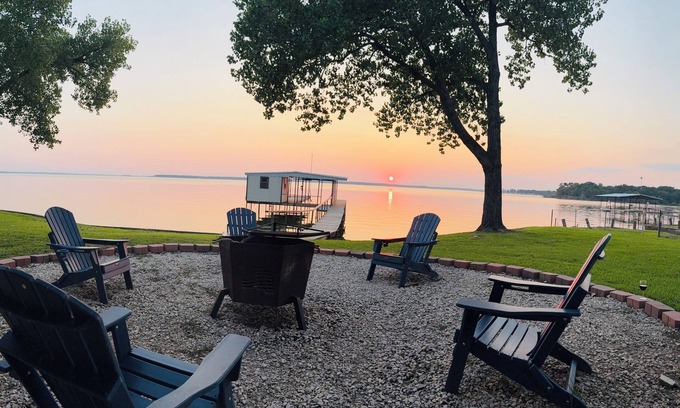 Lone Oak House | Private Dock, Boat Lift, Paddle Boards, Fire Pit - newly remodeled home