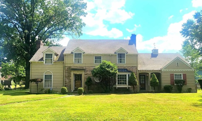 Youngstown Apartment | Private Fenced Yard King Bed Grill Fireplace