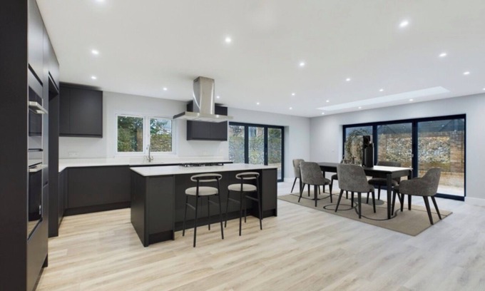 Great Amwell House | Private gated 5-bedroom home in stunning village location.