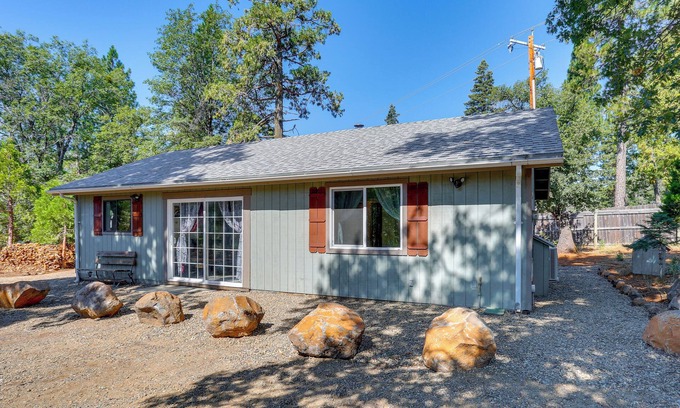 Shingletown House | Private Horse Stall: Unplug at Shingletown Home!