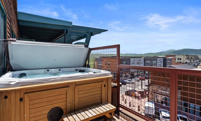 Kimball Junction Condo | Private Hot Tub | Stylish Top-Floor | Fireplaces, Balcony + Kitchenette
