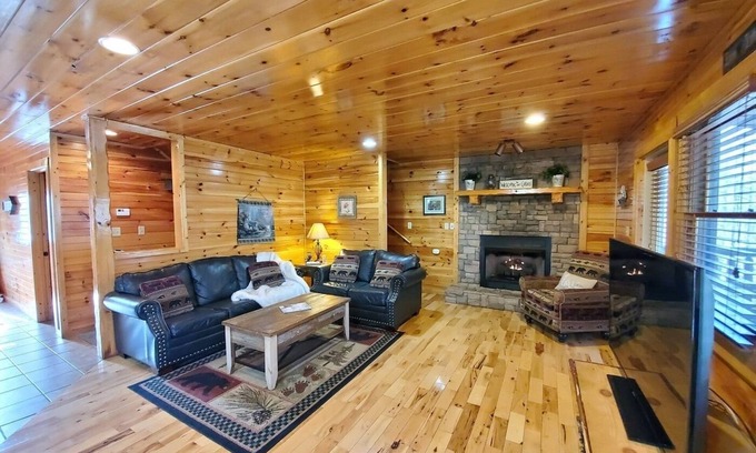 Hemlock Hills Cabin | Private HotTub,close to ❤️ of Gatlinburg,RockyTop Sports,parking,WIFI,Game Rm
