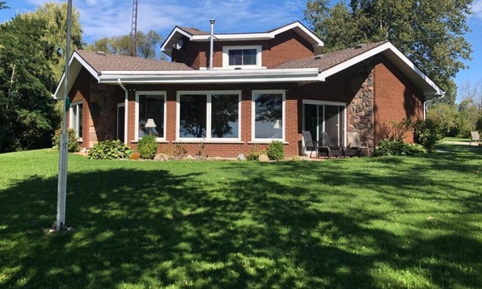 Dunnville House | Private Lakefront Octagon House
