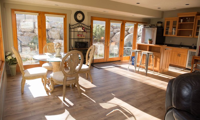 Draper House | Private Luxury Retreat: In-home Theatre, Hot Tub, Gym, Game Room, and Zebra!