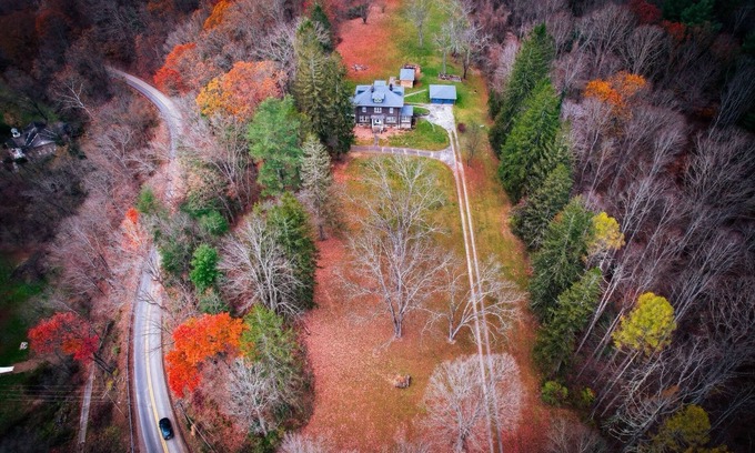 Redstar House | Private Manor with Hot Tub on 6 Acres near New River Gorge