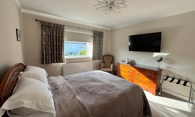 Shoreham-by-Sea House | Private parking,4 minutes walking to bus station, train station and town centre