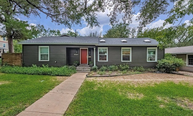 Tarrytown House | Private Pool, 2 Mi to DT - Home + Guesthouse!