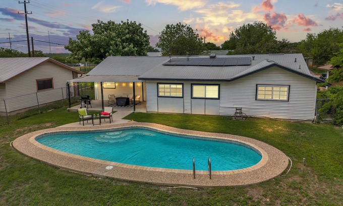 West San Antonio House | Private Pool ~ 6 Min to LAFB ~ Game Room ~ Firepit ~ Foosball Table ~ SeaWorld
