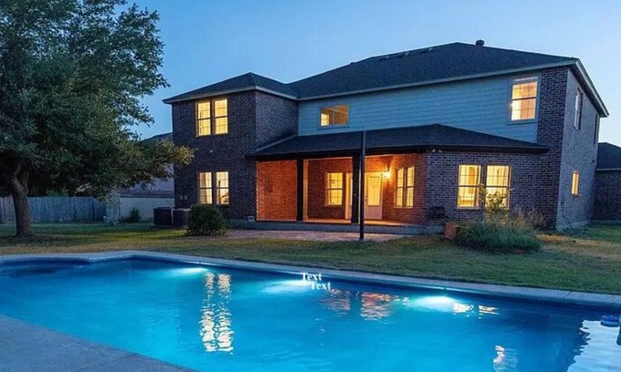 Kyle House | ♥PRIVATE Pool ♥ Heated Spa ♥ 5000 sft ♥2 acre Yard☀ Secluded Countryside