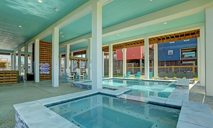 Crystal Beach House | PRIVATE POOL & HOT TUB! Sleeps 22 w/3 King Master Suites & 8 Queen beds!