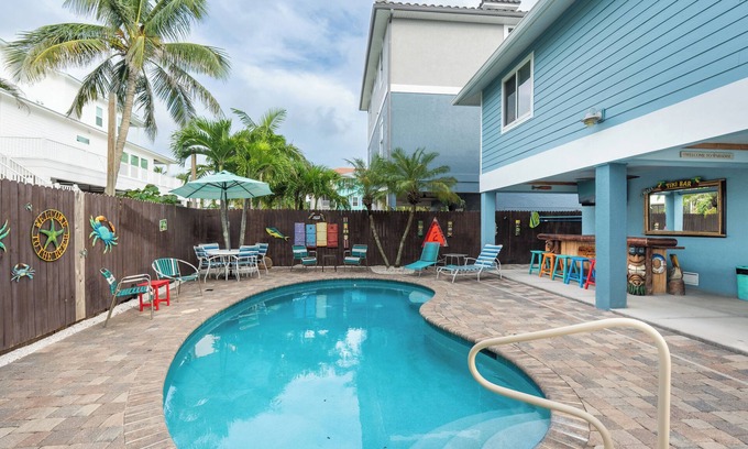Mid Island House | ⭐Private Pool | Steps to the Beach | Backyard Tiki Bar | Blue Starfish⭐