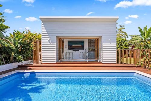 Point Vernon House | Private Poolside Paradise -PoolBar - Walk to Beach