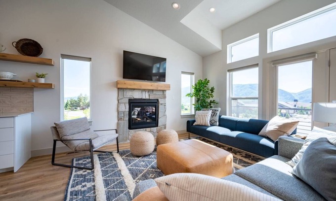 Wolf Creek House | Private Powder Mtn B2 | Desk| Hot Tub| Ski Retreat