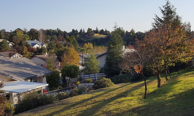 Paso Robles House | Private & Relaxing with Pool. Great location Close To Wineries & Downtown Fun.