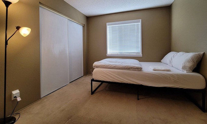 Ridgecrest House | Private Room [#1] - 2 Queen Beds - Shared Bathroom