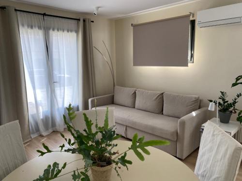 Magnac-sur-Touvre Apartment | Private room among a nice Garden - Jardin en valois