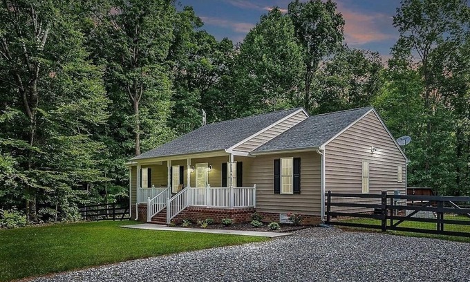 Acquinton House | Private Rural Retreat in Central King William County