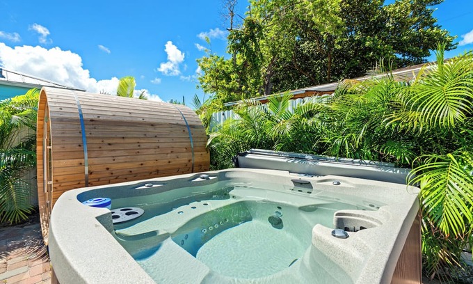 Mango Groves House | Private Spa Oasis! Sauna Hot Tub Cold Plunge - Mini Resort! Close to Beach!