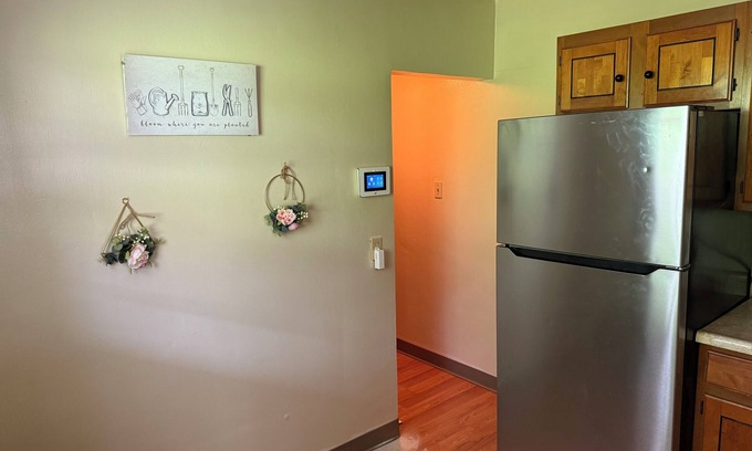 Marshall-Shadeland Apartment | Private Studio Wi-Fi & Streaming