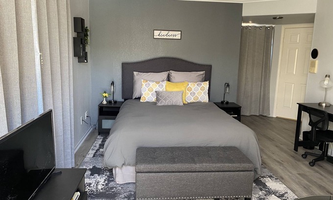 Del Cerro House | Private Suite with Pool - Newly Decorated - Centrally Located