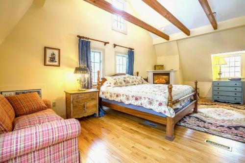 Londonderry House | Private Tavern, Hot Tub, 8-Fireplaces, Spa Baths, Fire Pit, Baths Ensuite - Shop or Ski!