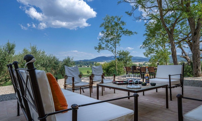 Buonconvento Villa | Private Villa with WIFI, private pool, A/C, TV, patio, panoramic view, parking, close to Montalcino