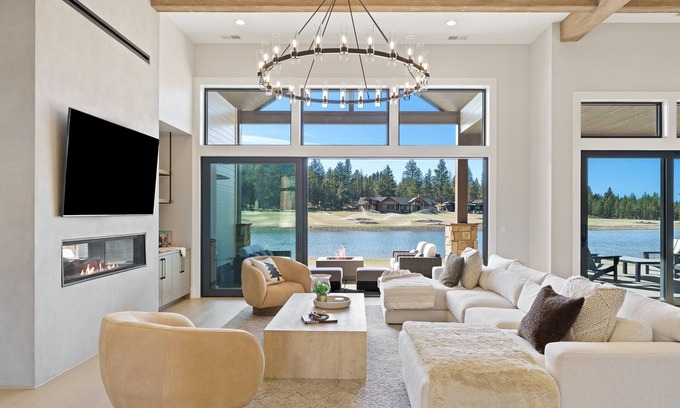 Bend House | Private Wakeboarding Lake, Hot Tub, Fire Pit, 10 Min 2 Bend