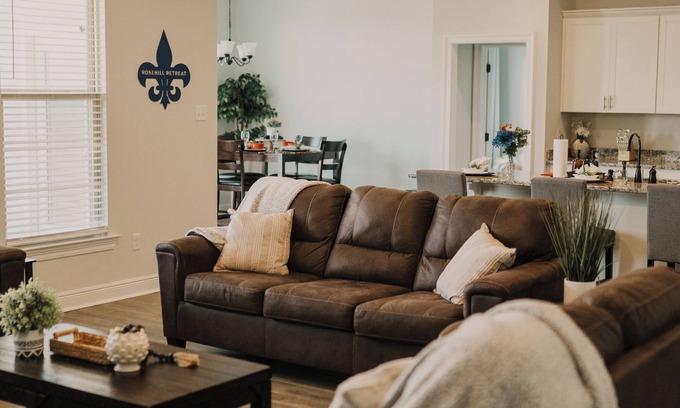 Lake Charles House | Professional Long-Stay Focus: "Comfortable Mid-Term Retreat | Fast WiFi | Monthly Discounts