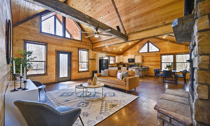 Hochatown Cabin | PROMO 10%OFF| Spacious Pet-Friendly Cabin w/Playground, Hot Tub & Fire Pit