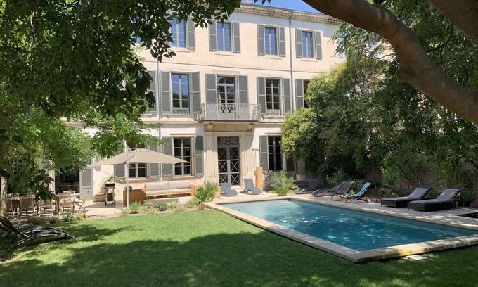Carpentras House | PROMOTION 12-19/07 Private mansion with bucolic garden in the heart of the city
