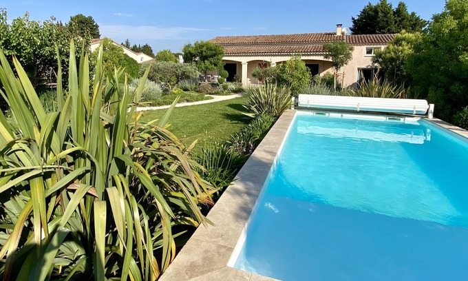 Saint-Saturnin-les-Avignon House | Provencal villa with landscaped garden, salt pool and petanque court