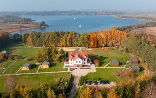 Jeziorany Resort | Przystań Jeziorany - pokoje nad jeziorem