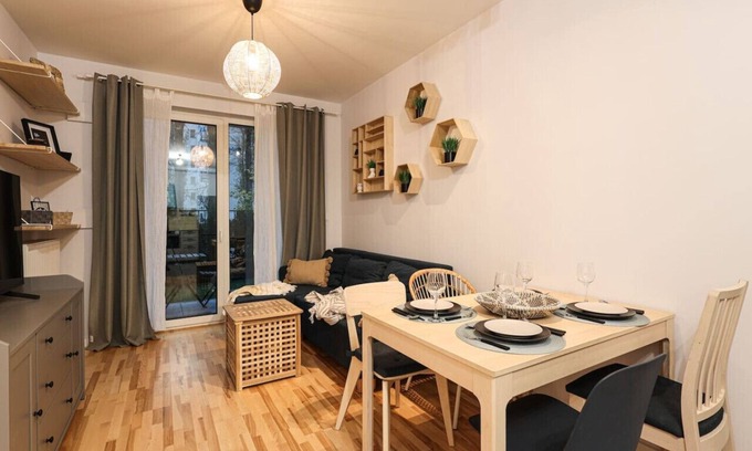 Mokotow Apartment | Przytulne Miejsce na Mokotowie z Ogródkiem i Wifi