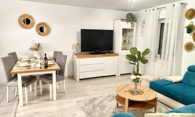 Jelenia Gora Condo | Przytulnie urządzone mieszkanie w klimatycznej kamienicy.