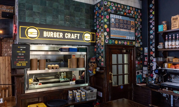 Cathedrals Hotel | Publove The Rose & Crown