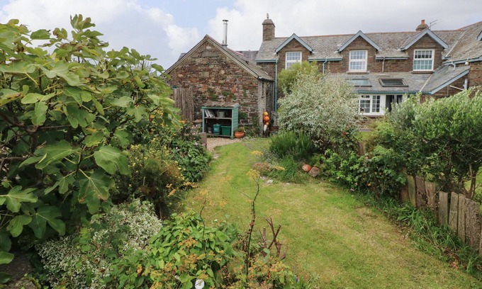 Hartland Cottage | PUFFINS NEST, romantic, character holiday cottage in Hartland