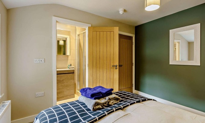 Marsden Apartment | Pule Hill Apartment - Canal View
