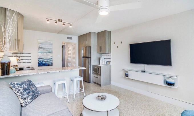 Winslow Reserve Apartment | Pure Luxury! New 1br Modern Apt Steps to Beach - Unit E