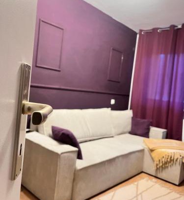 Rastpfuhl Apartment | Purple Escape Balkon Netflix zentral