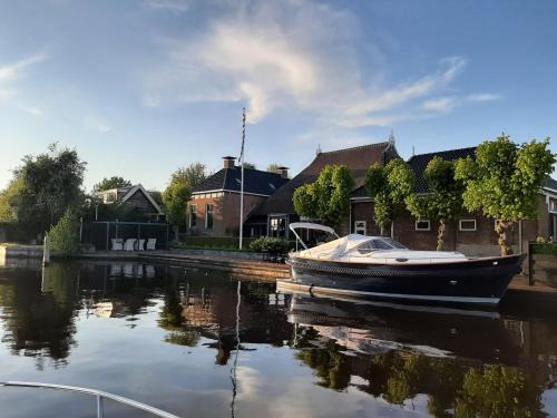 Eastermar Apartment | PUUR Eastermar - monumentaal, authentiek en luxe koetshuis aan open vaarwater met jacuzzi en sauna