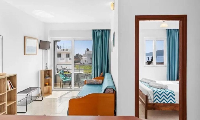 Haraki Bed & Breakfast | Quadruple Room with Sea View
