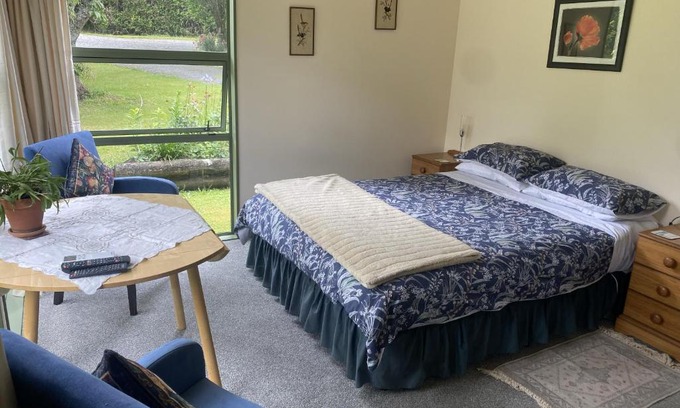 Aongatete Bed & Breakfast | Quail Haven Queen Room