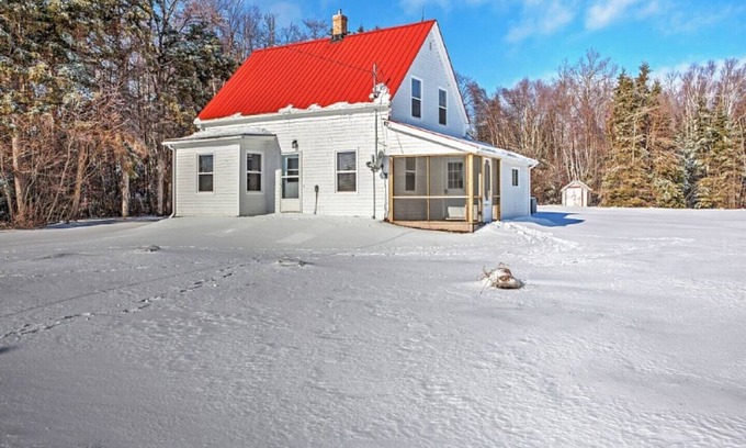 Murray Harbour House | Quaint 2BR Plus Den Murray Harbour House W/Screened-in Porch