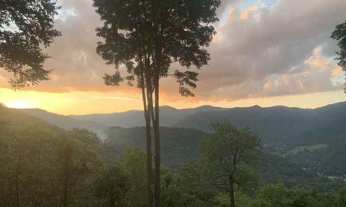 Maggie Valley Cabin | Quaint cabin with privacy and views