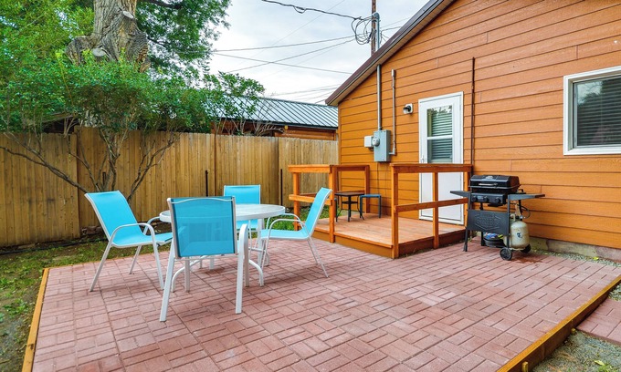 Cody Cottage | Quaint Cody Cottage w/Grill: Walk to Downtown!