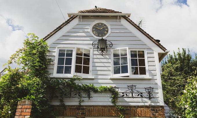 Chichester House | Quaint Cottage for Two in central Chichester with parking.