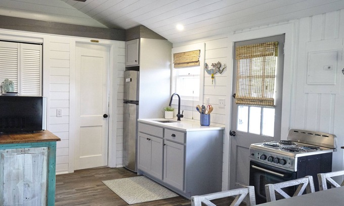 Saybrook Manor House | Quaint Cottage--Private Beach Access with Parking