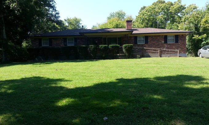 Buechel House | Quaint & Cozy 4 Bedroom/with attached garage