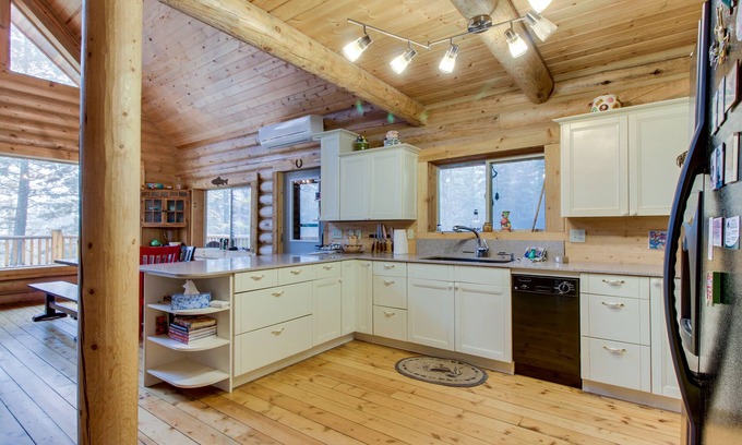 Lakeside Cabin | Quaint home with pool table & lots of space - great location